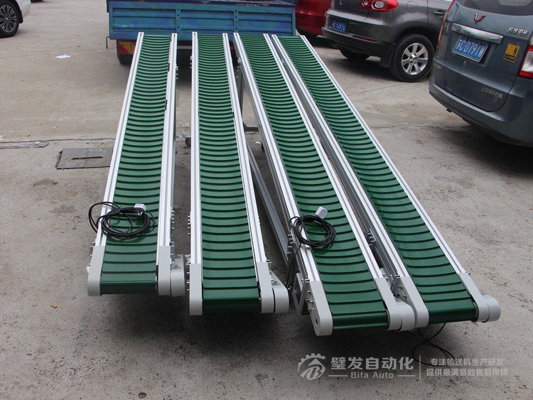 皮帶面加橫向?qū)l小型皮帶輸送機(jī)