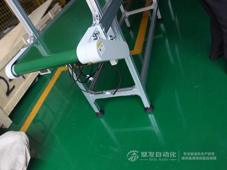 上方中間加燈小型皮帶輸送機(jī) 上方中間加燈小型皮帶輸送機(jī)