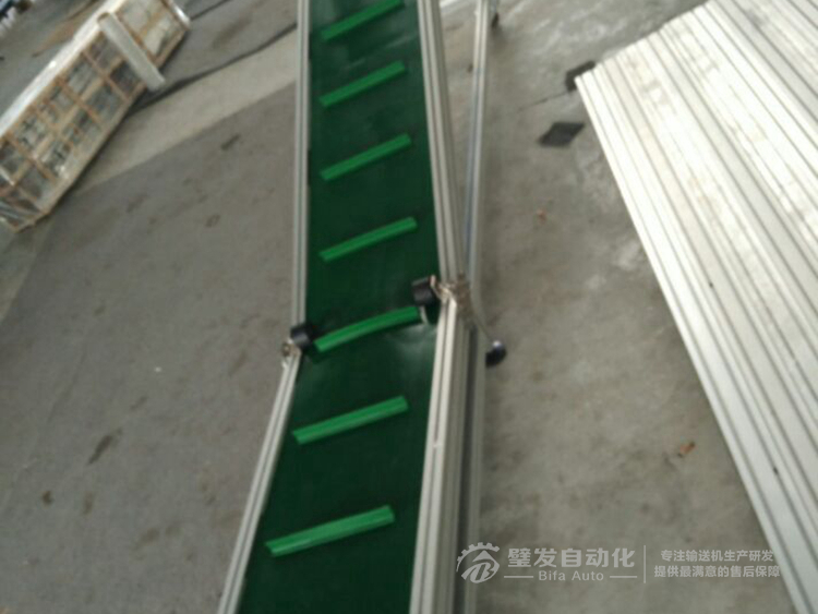 帶平臺擋板爬坡輸送機 帶平臺擋板爬坡輸送機