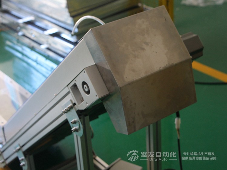 低端加平臺導(dǎo)條擋板上方加透明亞克力護(hù)罩爬坡皮帶輸送機(jī)