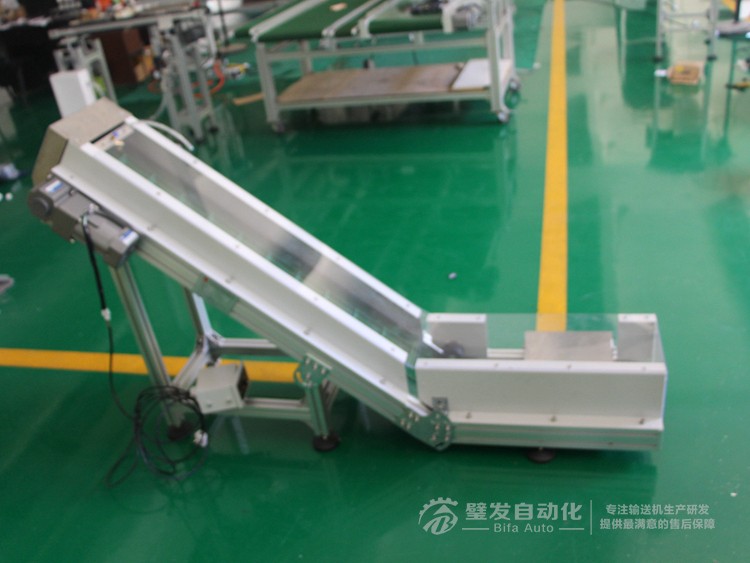 低端加平臺導(dǎo)條擋板上方加透明亞克力護(hù)罩爬坡皮帶輸送機(jī)