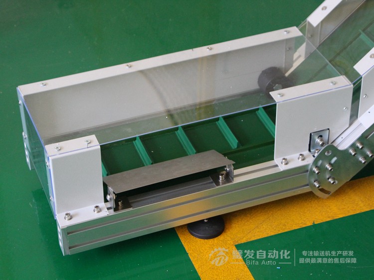 低端加平臺導(dǎo)條擋板上方加透明亞克力護(hù)罩爬坡皮帶輸送機(jī)
