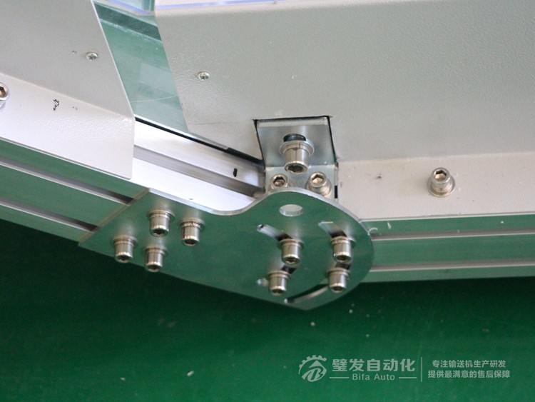 低端加平臺導(dǎo)條擋板上方加透明亞克力護(hù)罩爬坡皮帶輸送機(jī)