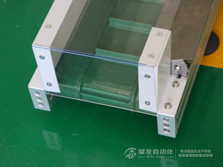 低端加平臺導(dǎo)條擋板上方加透明亞克力護(hù)罩爬坡皮帶輸送機(jī)