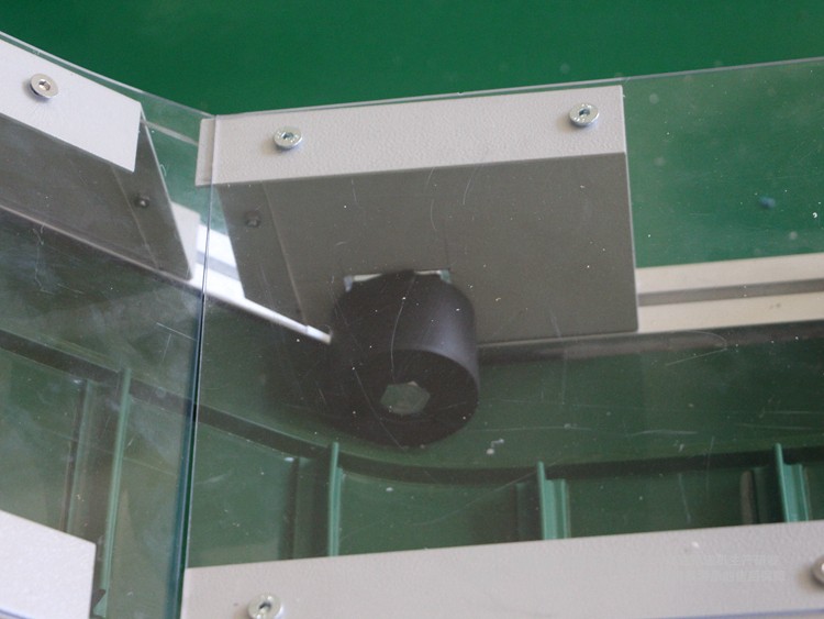 低端加平臺導(dǎo)條擋板上方加透明亞克力護(hù)罩爬坡皮帶輸送機(jī)