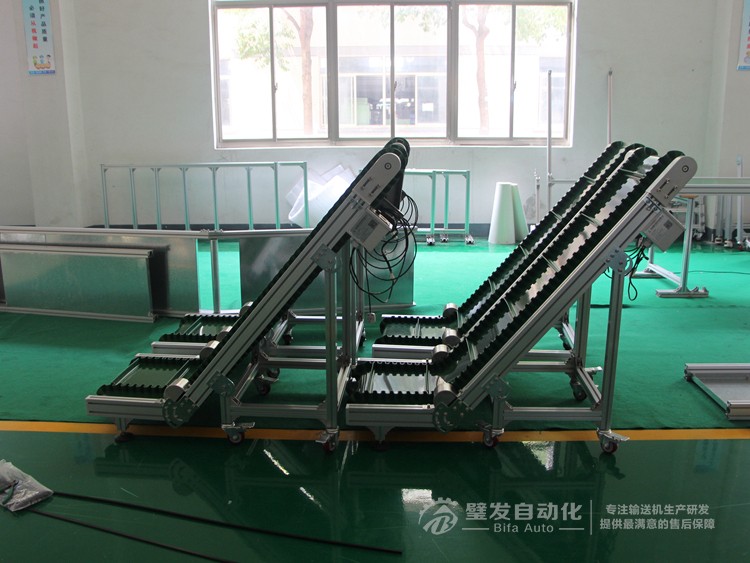 低端帶平臺裙邊擋板小型爬坡輸送機 低端帶平臺裙邊擋板小型爬坡輸送機