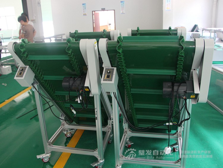 低端帶平臺裙邊擋板小型爬坡輸送機 低端帶平臺裙邊擋板小型爬坡輸送機