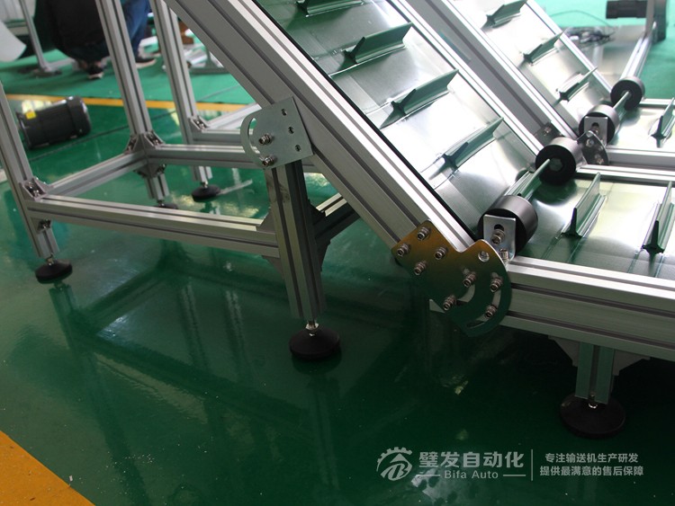 直角電機(jī)裙邊擋板Z字形爬坡輸送機(jī) 直角電機(jī)裙邊擋板Z字形爬坡輸送機(jī)