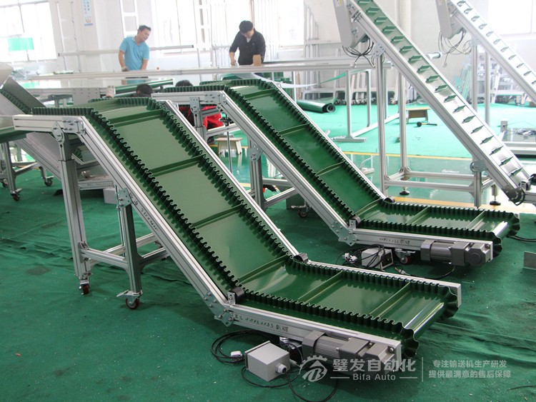 直角電機(jī)裙邊擋板Z字形爬坡輸送機(jī) 直角電機(jī)裙邊擋板Z字形爬坡輸送機(jī)