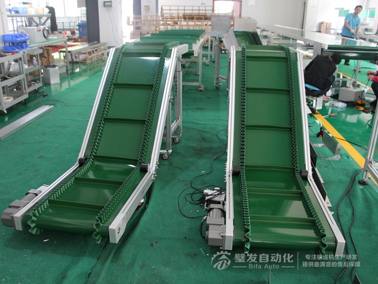 直角電機(jī)裙邊擋板Z字形爬坡輸送機(jī) 直角電機(jī)裙邊擋板Z字形爬坡輸送機(jī)