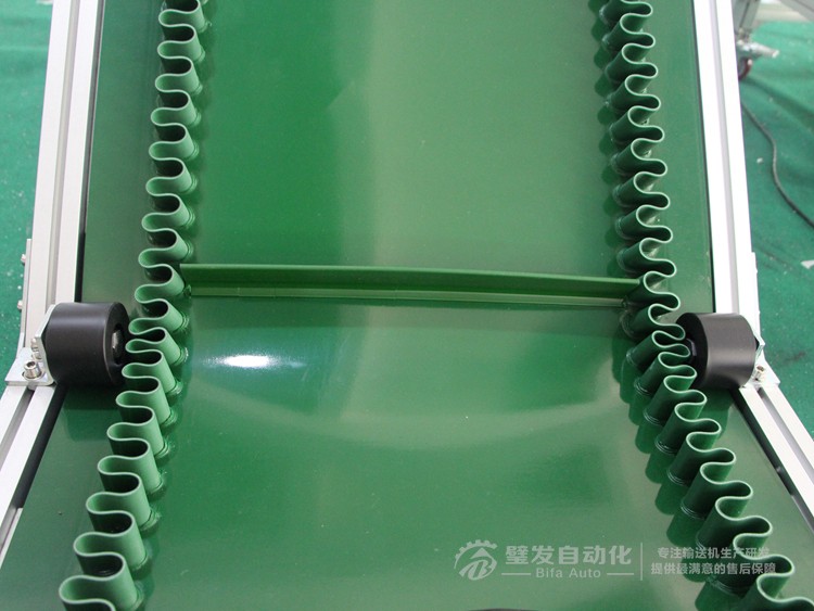 直角電機(jī)裙邊擋板Z字形爬坡輸送機(jī) 直角電機(jī)裙邊擋板Z字形爬坡輸送機(jī)