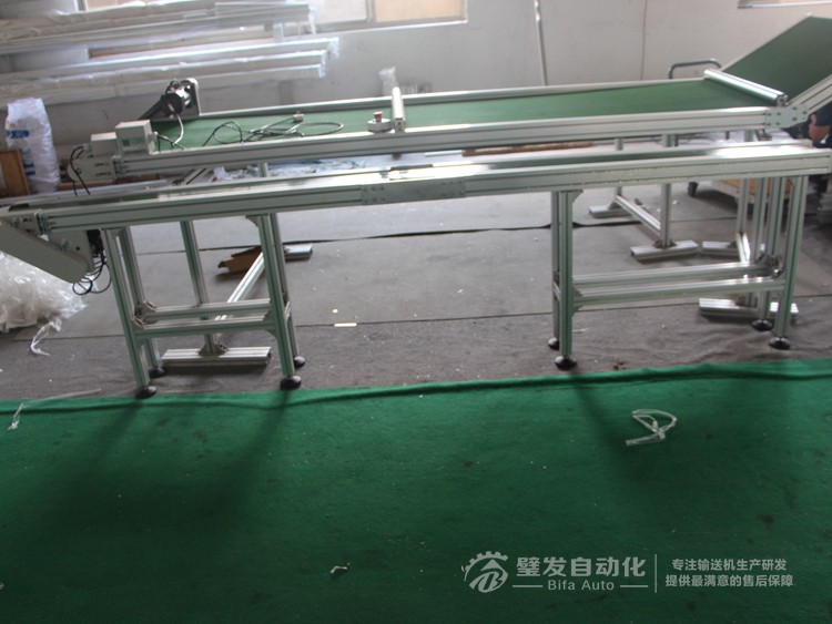 加防跑偏導(dǎo)條中間斷開(kāi)小型非標(biāo)皮帶輸送機(jī) 加防跑偏導(dǎo)條中間斷開(kāi)小型非標(biāo)皮帶輸送機(jī)