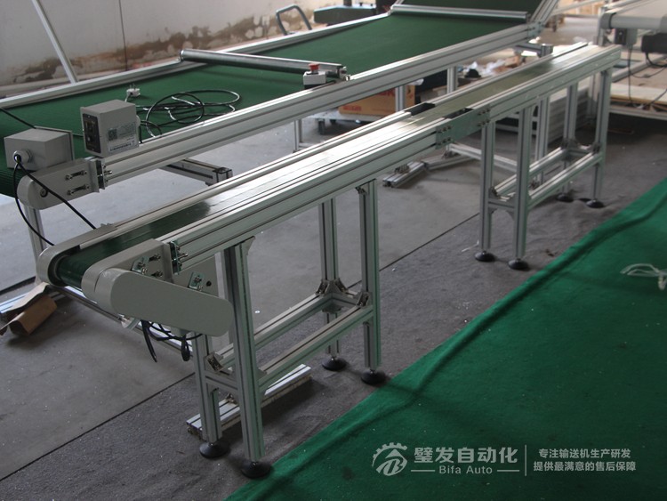 加防跑偏導(dǎo)條中間斷開(kāi)小型非標(biāo)皮帶輸送機(jī) 加防跑偏導(dǎo)條中間斷開(kāi)小型非標(biāo)皮帶輸送機(jī)