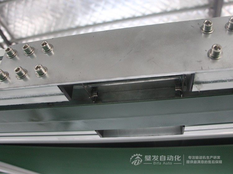 加防跑偏導(dǎo)條中間斷開(kāi)小型非標(biāo)皮帶輸送機(jī) 加防跑偏導(dǎo)條中間斷開(kāi)小型非標(biāo)皮帶輸送機(jī)