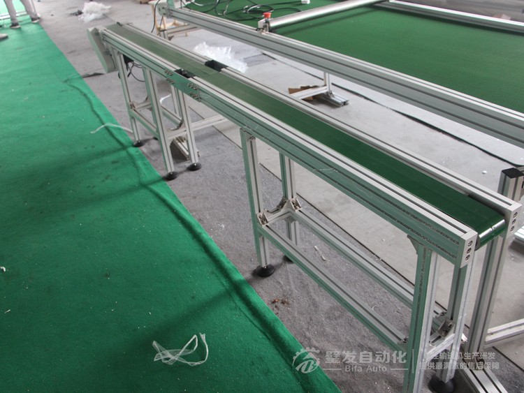 加防跑偏導(dǎo)條中間斷開(kāi)小型非標(biāo)皮帶輸送機(jī) 加防跑偏導(dǎo)條中間斷開(kāi)小型非標(biāo)皮帶輸送機(jī)